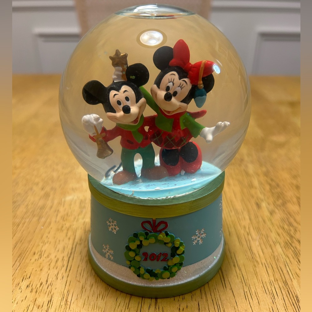 Disney Mickey and Minnie Mouse Snowglobe
